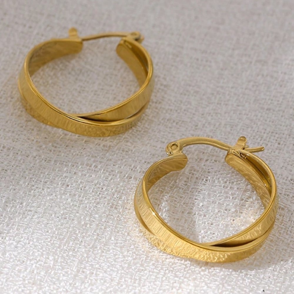 NEW 18K Gold Plated Double Cross Interlocking Round Hoop Earrings - Picture 4 of 5